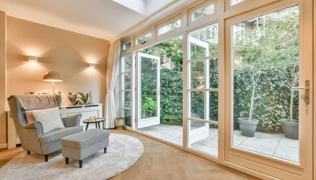 6 Key Pros and Cons of Vinyl Windows: What Homeowners Should Know 2 Pros and Cons of Vinyl Windows